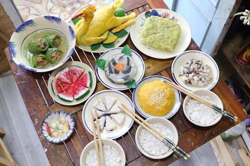 Bất ngờ mâm cơm Tết cổ truyền tinh xảo, đẹp mắt làm từ ... đất sét