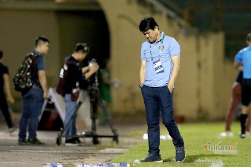 Bại trận trước Bình Định, CLB Sài Gòn đổ thừa... mặt sân