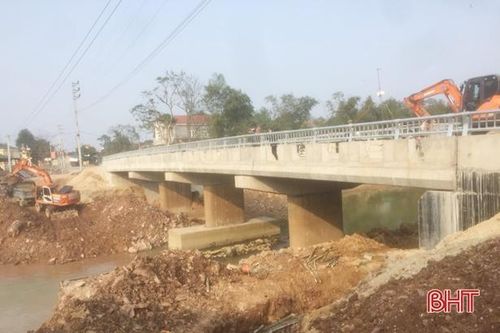 Phát hiện quả bom 'khủng' sót lại sau chiến tranh tại Cẩm Xuyên