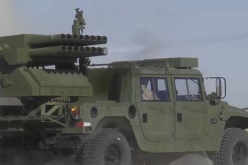 Trung Quốc ra mắt tổ hợp MLRS lạ trên khung xe Humvee