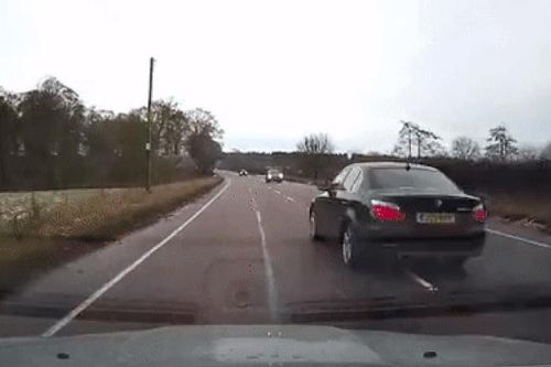 Nóng lòng vượt mặt xe đi trước, tài xế BMW suýt gây tai nạn thảm khốc