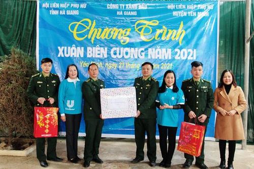 Phụ nữ Hà Giang trao áo ấm, nấu bánh chưng tặng quân nhân, hộ nghèo và học sinh
