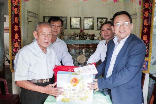 Thăm, tặng quà Tết các gia đình chính sách tiêu biểu huyện Vạn Ninh