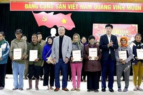 Trao quà 'Tết đến mọi nhà' tại huyện Thanh Sơn