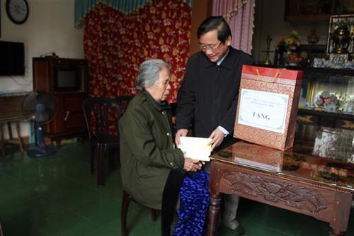 Trưởng Ban Tuyên giáo Tỉnh ủy Hồ Đại Nam thăm hỏi, tặng quà và chúc tết các Mẹ Việt Nam anh hùng, cán bộ lão thành cách mạng ở huyện Vĩnh Linh