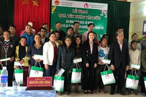 210 triệu đồng tặng quà cho hộ nghèo, đối tượng chính sách vùng khó