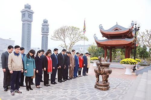 Đoàn đại biểu Đảng bộ tỉnh Sơn La dự Đại hội đại biểu toàn quốc lần thứ XIII của Đảng dâng hương tại Đền thờ Bác Hồ