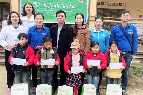 Tặng 185 suất quà cho học sinh xã Đà Vị
