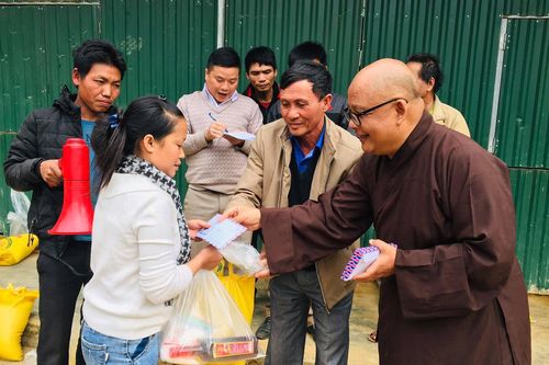Nghệ An: Chùa Đông Yên trao quà tết tại xã Tiền Phong