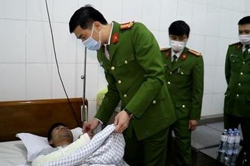 Thăm, tặng quà Trưởng Công an xã bị thương khi chữa cháy nhà dân