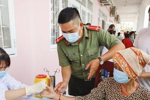Công an TP Cần Thơ tổ chức khám bệnh, tặng quà cho người dân