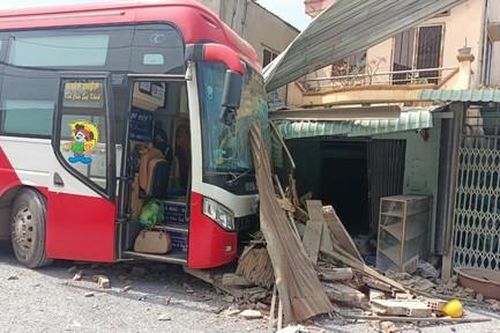 Xe giường nằm mất lái tông taxi rồi đâm sập 2 nhà dân