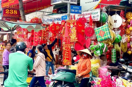 Thị trường đồ trang trí Tết ở TP.HCM: Lì xì, câu đối, đèn lồng nhuộm đỏ phố