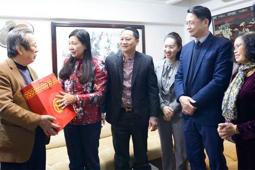 Đồng chí Nguyễn Lan Hương thăm, tặng quà các gia đình chính sách tiêu biểu