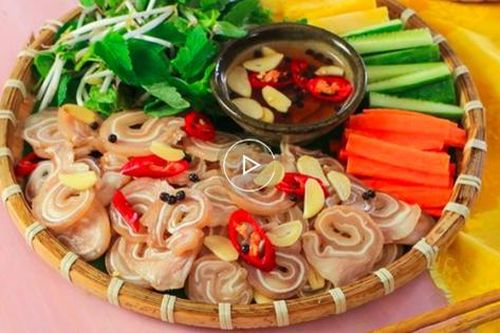 Tai heo cuộn ngâm mắm, món ngon giòn không ngán cho ngày Tết