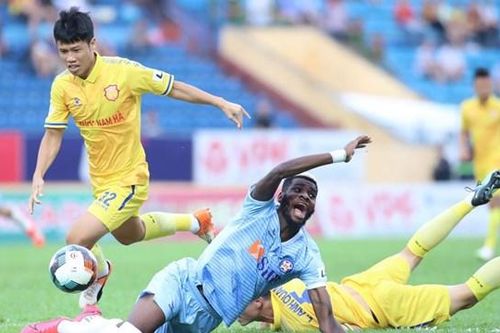 Bạo lực sân cỏ tại V.League 2021: Coi chừng vết xe đổ