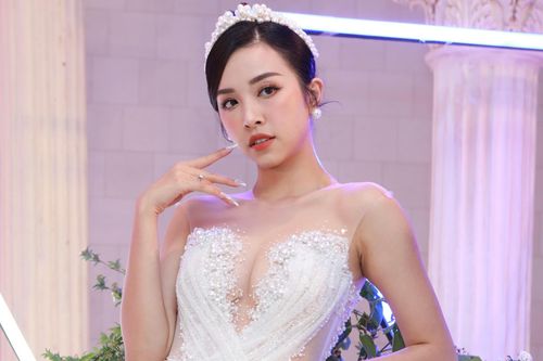 Thúy An diện 2 bộ váy cúp ngực trong lễ cưới