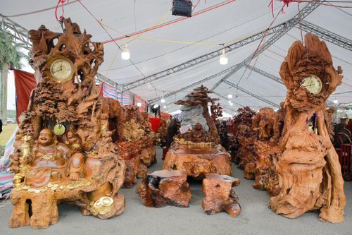 Bộ bàn ghế gỗ Nu Kháo gần 3 tỷ đồng ở Hà Nội