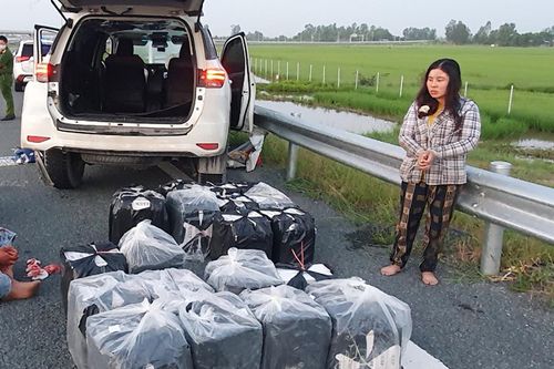 Người chở thuốc lá lậu lao ôtô vào xe cảnh sát