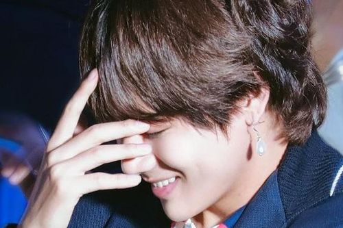 V BTS tiết lộ về lịch sử tình trường cực hài hước