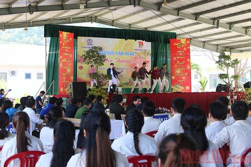 Mang Xuân đến với thiếu niên lầm lỡ