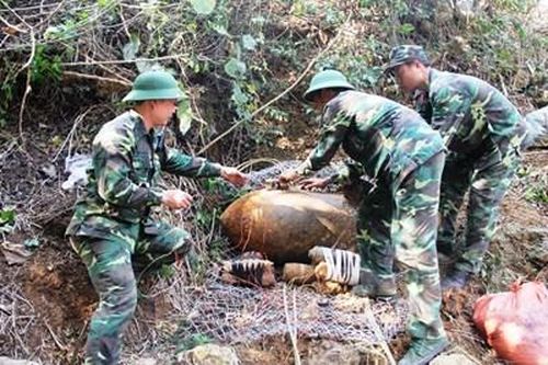 Sơn La: Hủy nổ thành công 2 quả bom nằm cạnh Quốc lộ 6