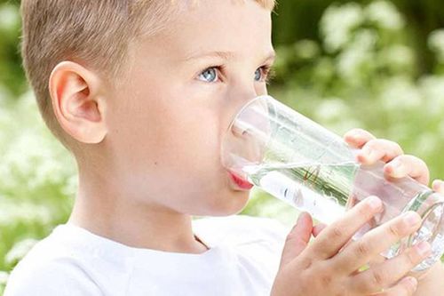 Lưu ý 3 thời điểm không nên cho trẻ uống nước vì cực hại sức khỏe