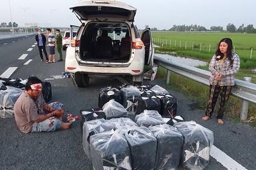 Hai vợ chồng chở 14.000 gói thuốc lá lậu 'thông chốt', tông vào xe vào CSGT