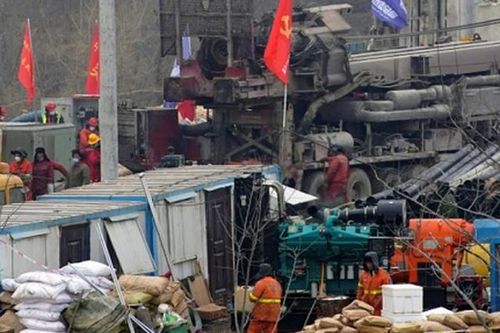 Trung Quốc giải cứu 11 thợ mỏ mắc kẹt 14 ngày dưới lòng đất