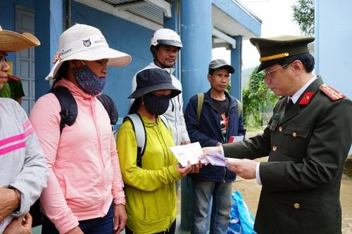 Báo Công an nhân dân mang quà Tết đến người dân Bắc Trà My