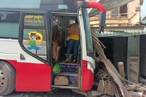Tin giao thông đến sáng 24/1: Đang nấu ăn người phụ nữ bị xe khách tông; đầu bếp bị tàu hỏa đâm tử vong