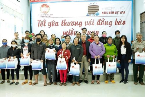 Hiệp hội Nước mắm Việt Nam tặng quà Tết bà con tại Quảng Ngãi
