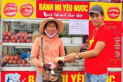 'Bánh mì yêu nước' ấm lòng người khó khăn