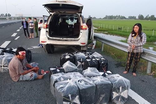 Bắt giữ cặp vợ chồng chở thuốc lá lậu, tông vào xe cảnh sát trên cao tốc
