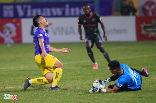 Chu Đình Nghiêm lo CLB Hà Nội không vào được top 6; Văn Quyết trở thành vận động viên xuất sắc nhất