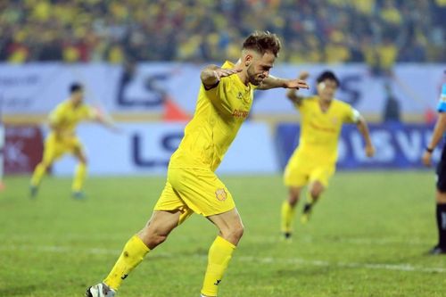 CLB Nam Định đuổi cổ ngoại binh có thái độ ngôi sao, từ chối vào sân thi đấu