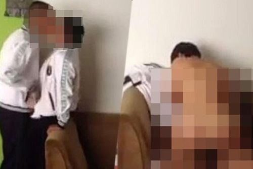 Bệnh nhân nhiễm COVID-19 'mây mưa' với cảnh sát trong phòng cách ly, video thân mật lan khắp MXH