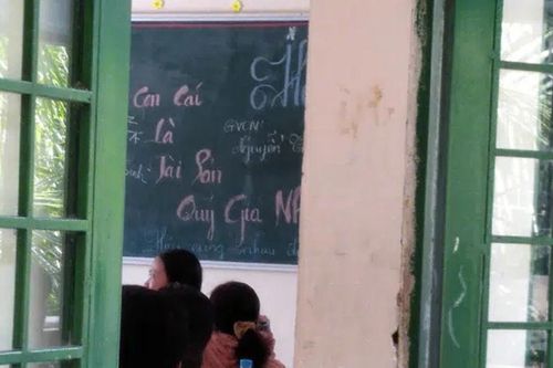 Hàng chữ nổi bật trên bảng gửi gắm các bố mẹ trong buổi họp phụ huynh khiến hội học trò cực kỳ yên tâm