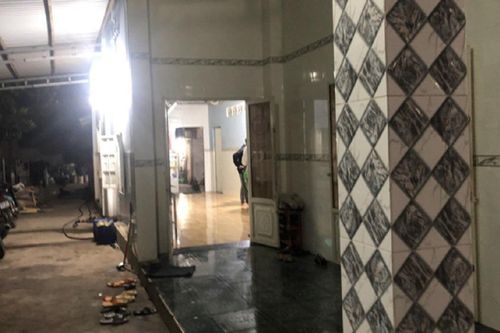 Mở cửa phòng, bố chết lặng phát hiện con trai 14 tuổi đã tử vong trong tư thế treo cổ