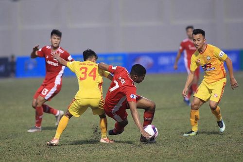 HLV Trương Việt Hoàng chê mặt sân Thanh Hóa sau trận hòa của Viettel
