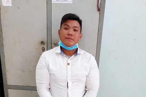 Chủ tiệm sửa xe đem xe của khách đi cầm ra đầu thú