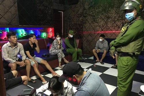 Phát hiện 8 đối tượng đang 'bay lắc' trong phòng Karaoke Sam