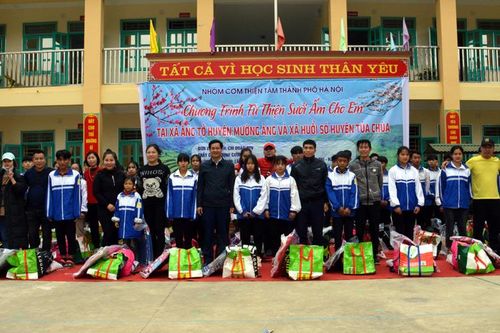 Tặng hơn 1.300 suất quà cho học sinh vùng cao