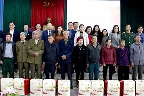 Khám bệnh, cấp phát thuốc miễn phí và tặng quà tết gia đình chính sách huyện Thanh Ba