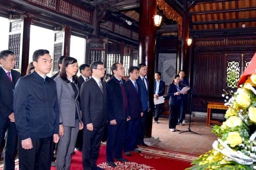 Đoàn đại biểu Đảng bộ tỉnh dự Đại hội XIII của Đảng dâng hương tại đền thờ Chủ tịch Hồ Chí Minh