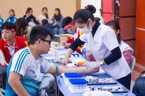 Trên 400 cán bộ, giảng viên, sinh viên tham gia hiến máu tình nguyện