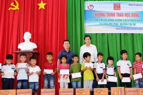 Hội Nhà báo TP.HCM trao 100 suất học bổng cho học sinh tại Tiền Giang