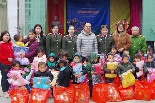 Sẻ chia khó khăn với các em học sinh vùng cao Nàn Xỉn