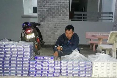 Đối tượng chở thuốc lá lậu quăng xe và hàng bỏ chạy vẫn không thoát