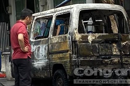 Ôtô bốc cháy, người đàn ông chui ra từ gầm xe thoát chết